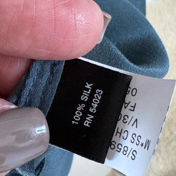 NWT‼️BANANA REPUBLIC Monogram 💯Silk Blouse with Charm tie Size Small - Picture 3 of 7